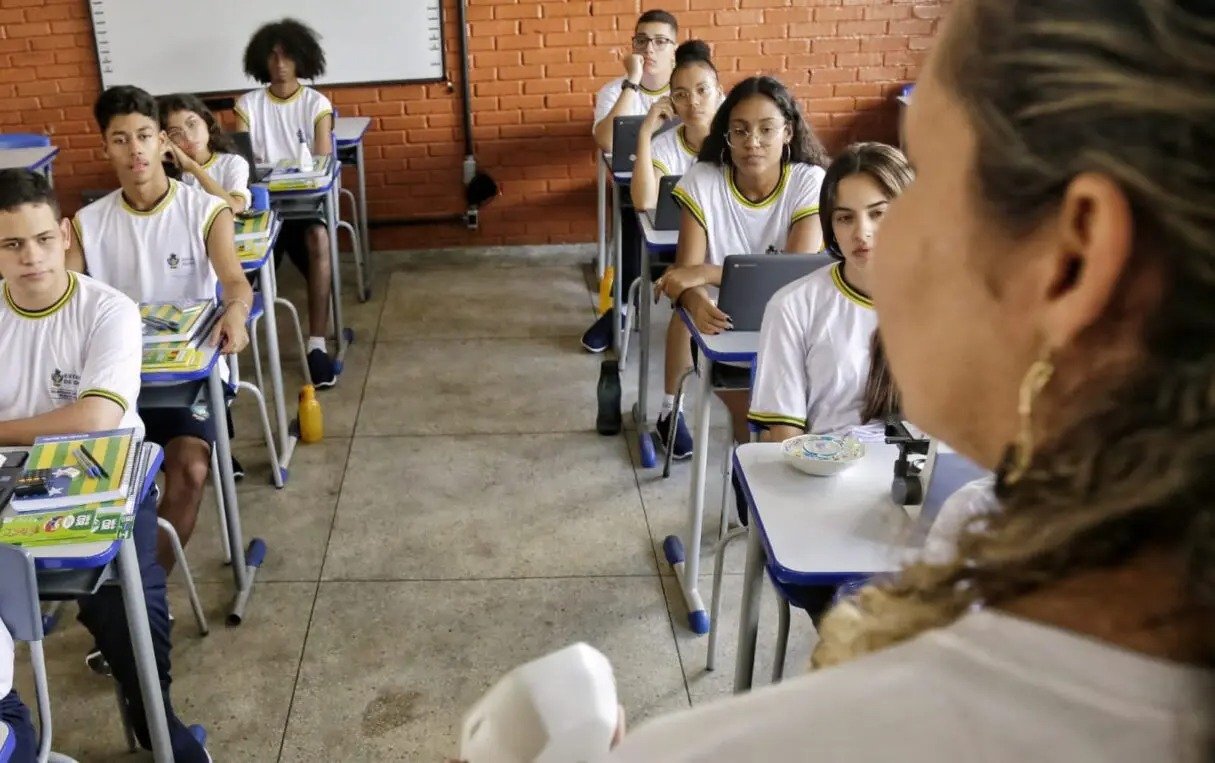 Governo de Goiás concede piso nacional do magistério para professores da rede estadual