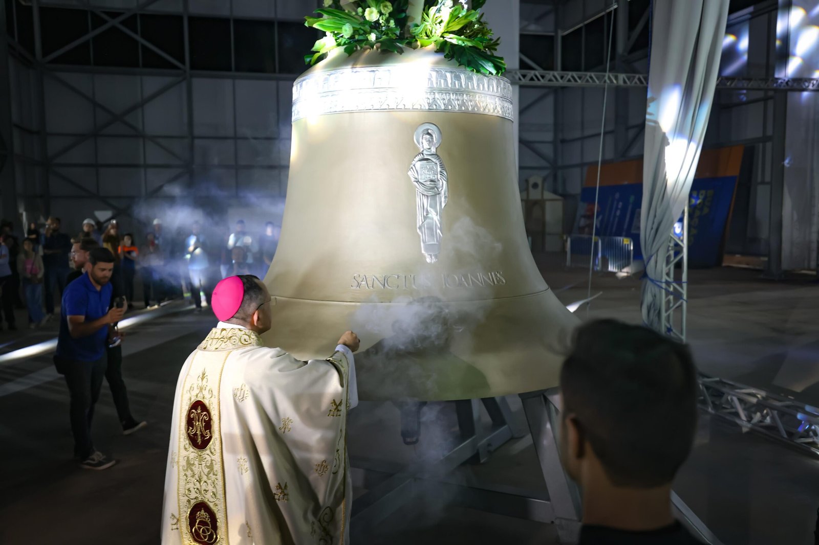 Caiado e Gracinha acompanham primeira badalada do sino Vox Patris, em Trindade