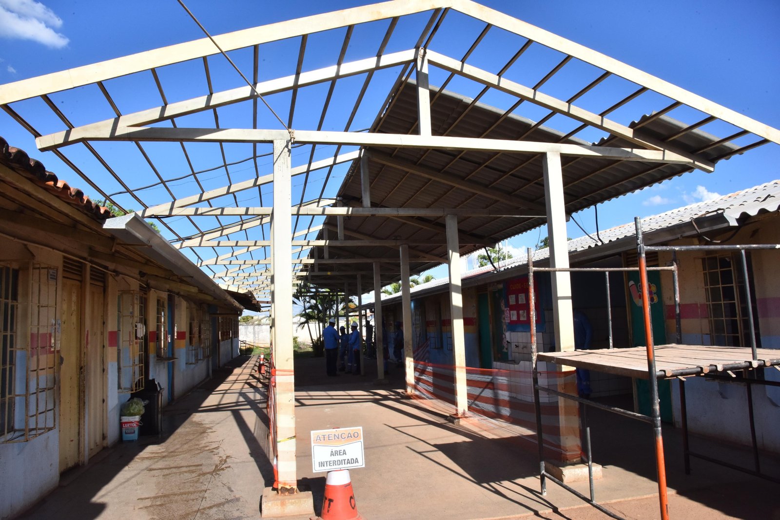 Prefeito Vilela visita escolas em reforma e confere qualidade das obras
