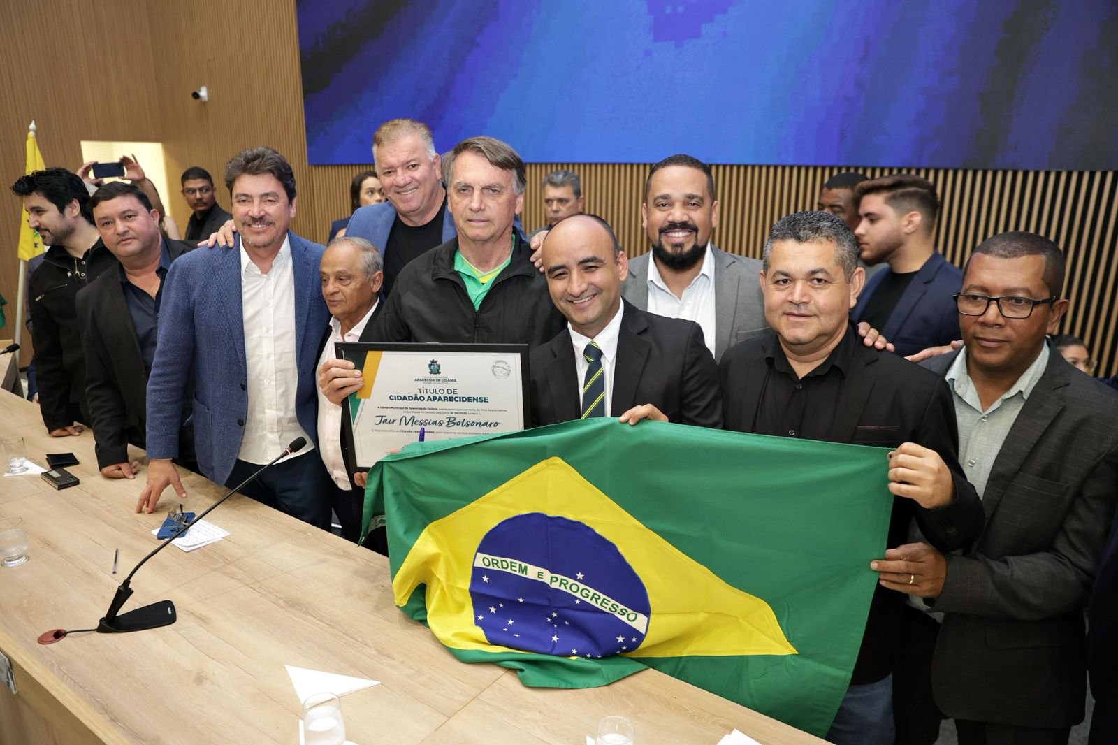 Câmara de Aparecida entrega título de cidadão ao ex-presidente Jair Bolsonaro