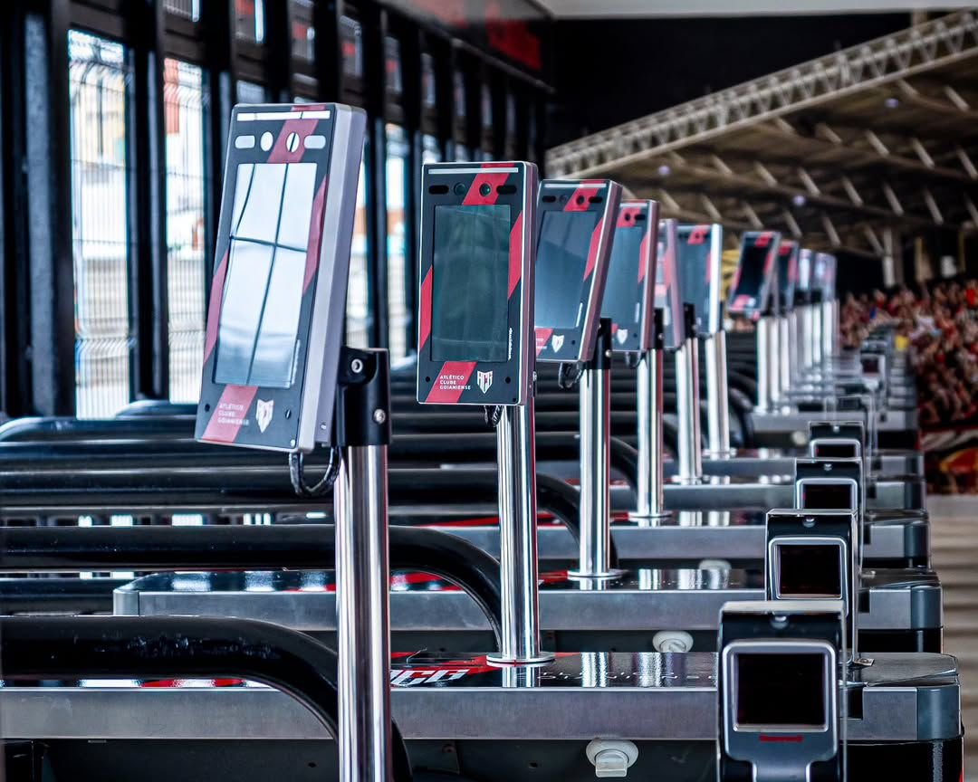 Reconhecimento facial obrigatório
aumenta segurança nos estádios
e redefine controle de acesso