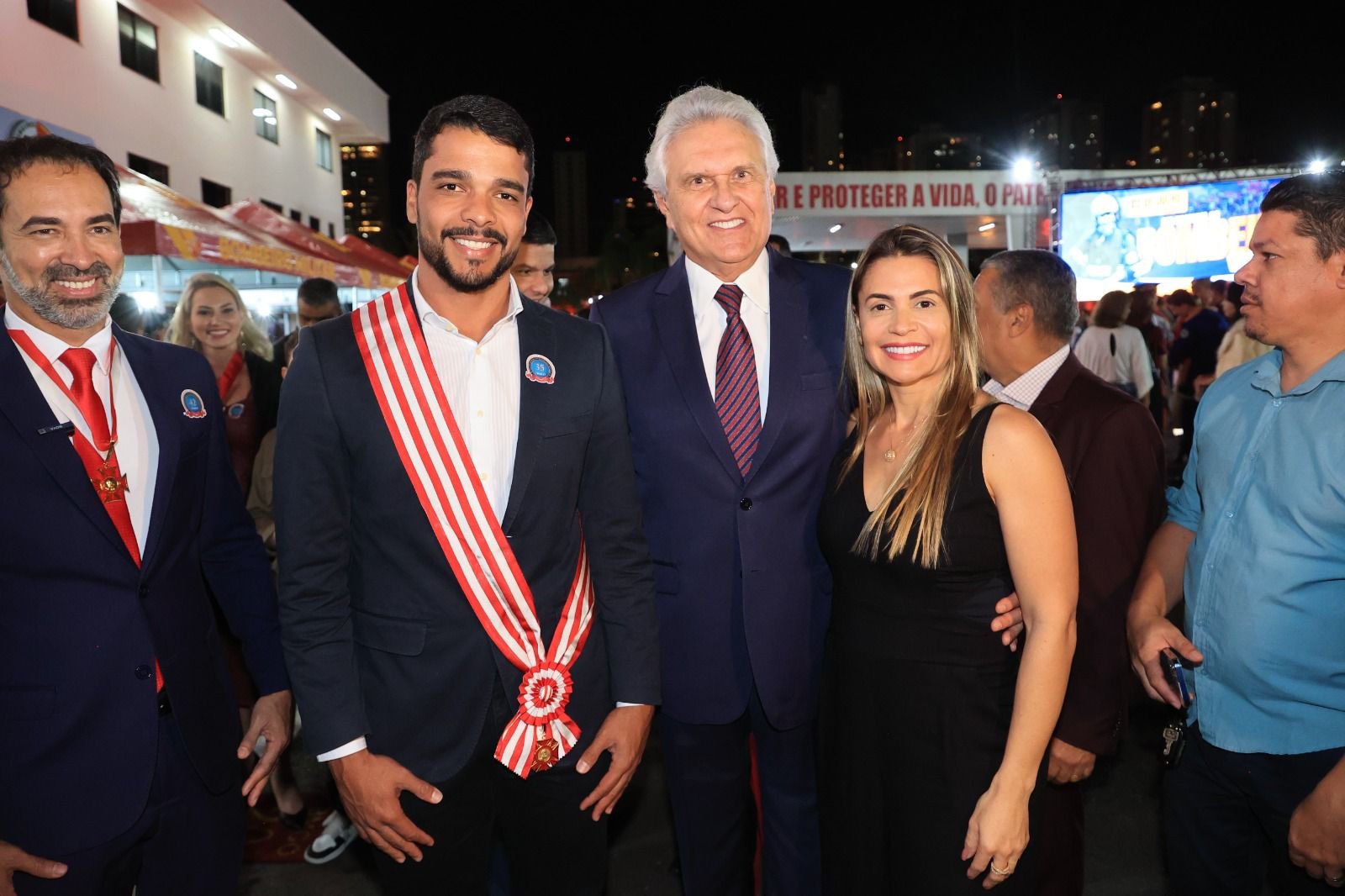 Prefeito de Trindade recebe a Medalha da Ordem do Mérito Dom Pedro II durante celebração do Dia Nacional do Bombeiro Militar