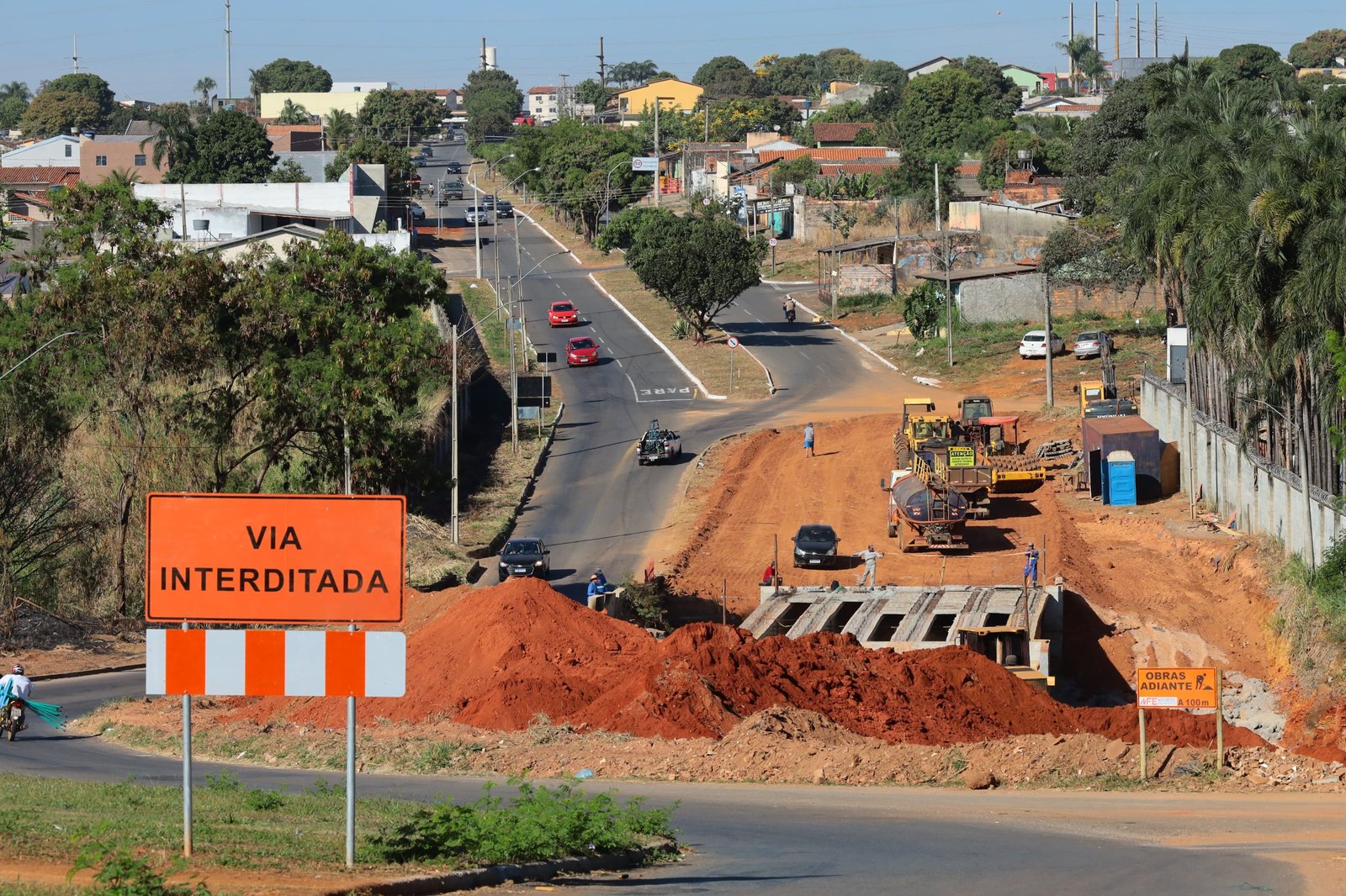 Vigas instaladas e terraplanagem: confira os avanços na ponte na Avenida Casemiro de Abreu