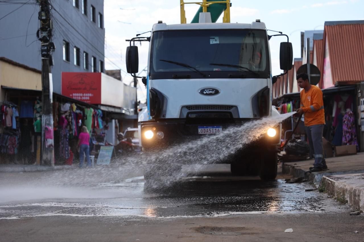 Secretaria de Infraestrutura segue com cronograma de limpeza urbana pós-romaria nesta sexta-feira