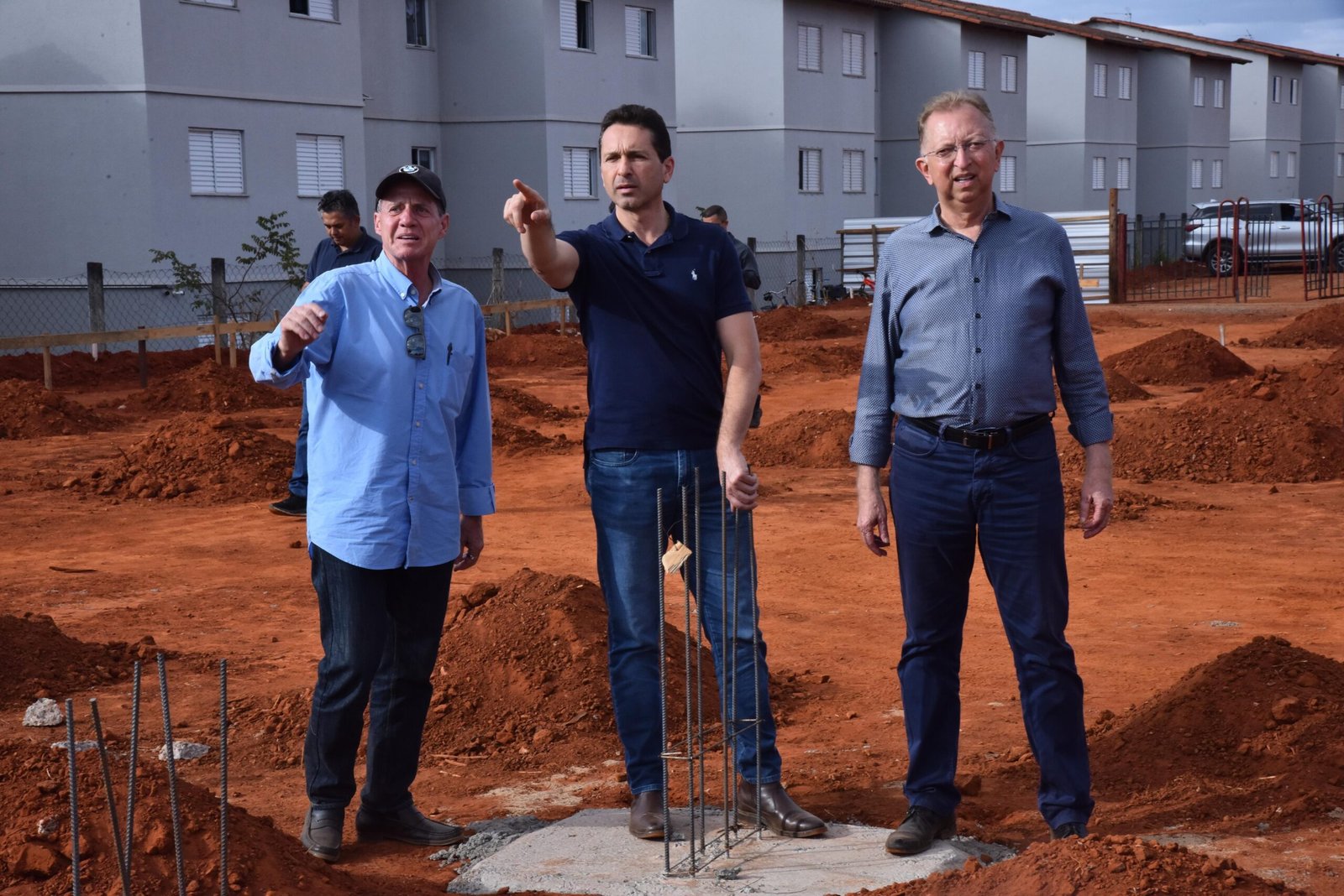Vilela vistoria execução de obras de drenagem e CMEI no setor Chácara São Pedro