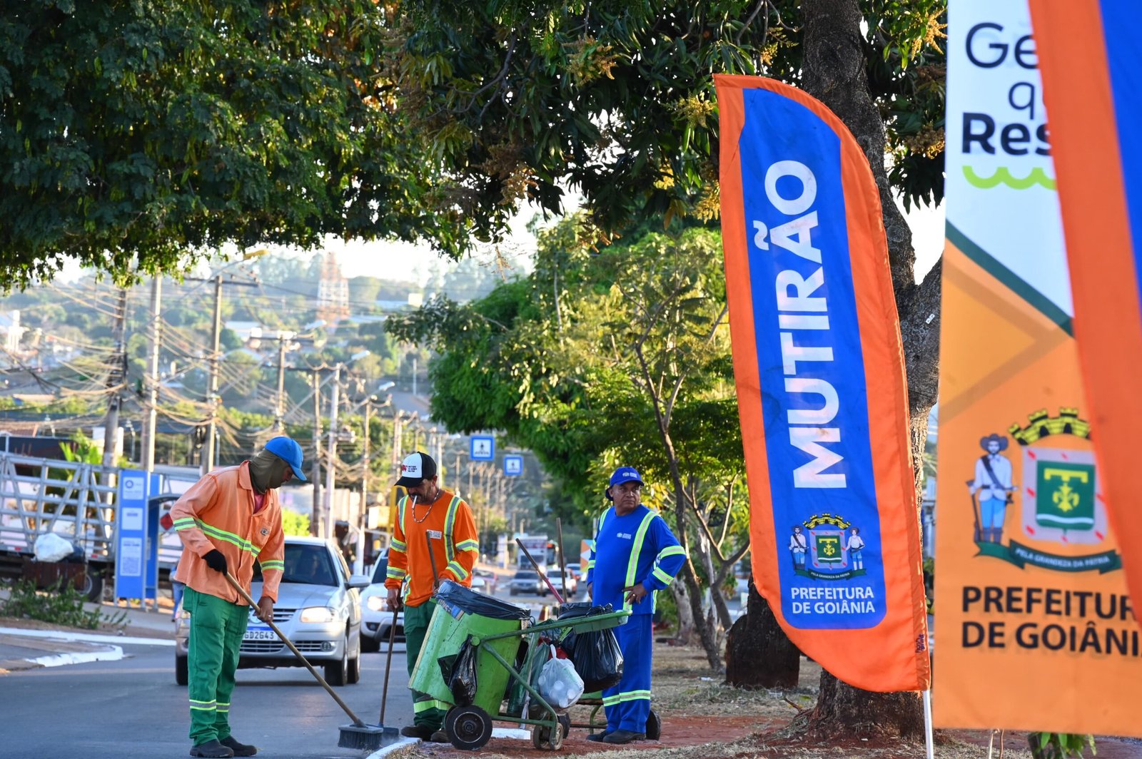 Prefeito Sandro Mabel lidera Mutirão de Zeladoria no Conjunto Vera Cruz