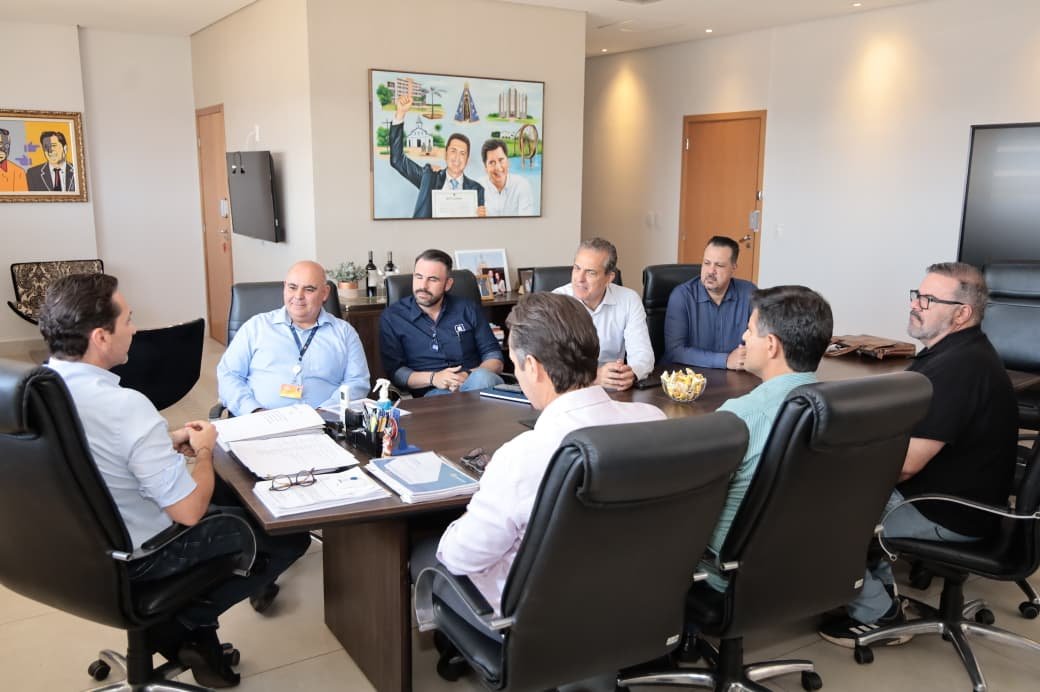 Prefeito Vilela recebe diretores do Assaí Atacadista e destaca geração de empregos e fortalecimento da economia local