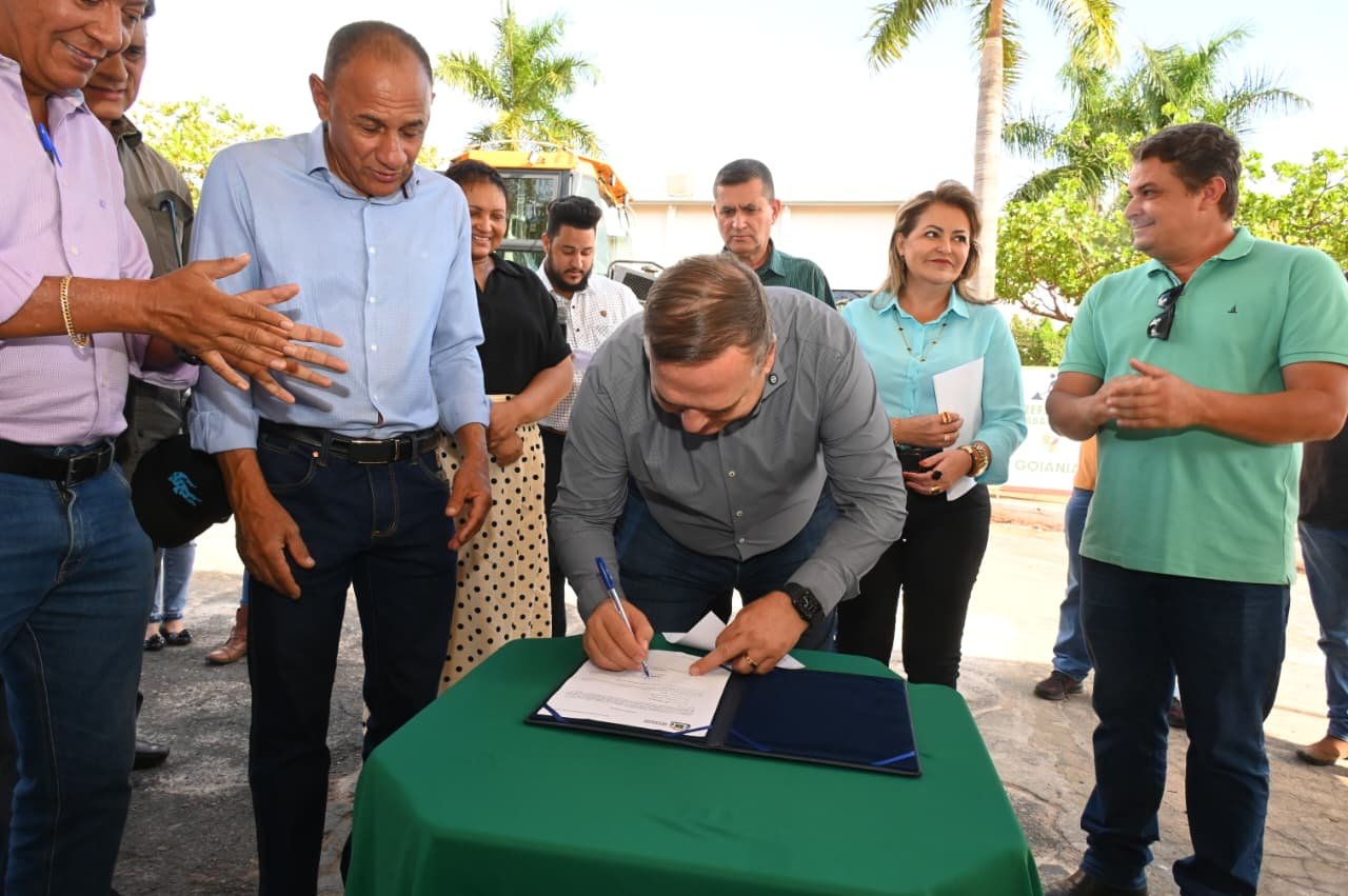 Prefeito Sandro Mabel assina ordem de serviço para requalificação do Corredor T-7