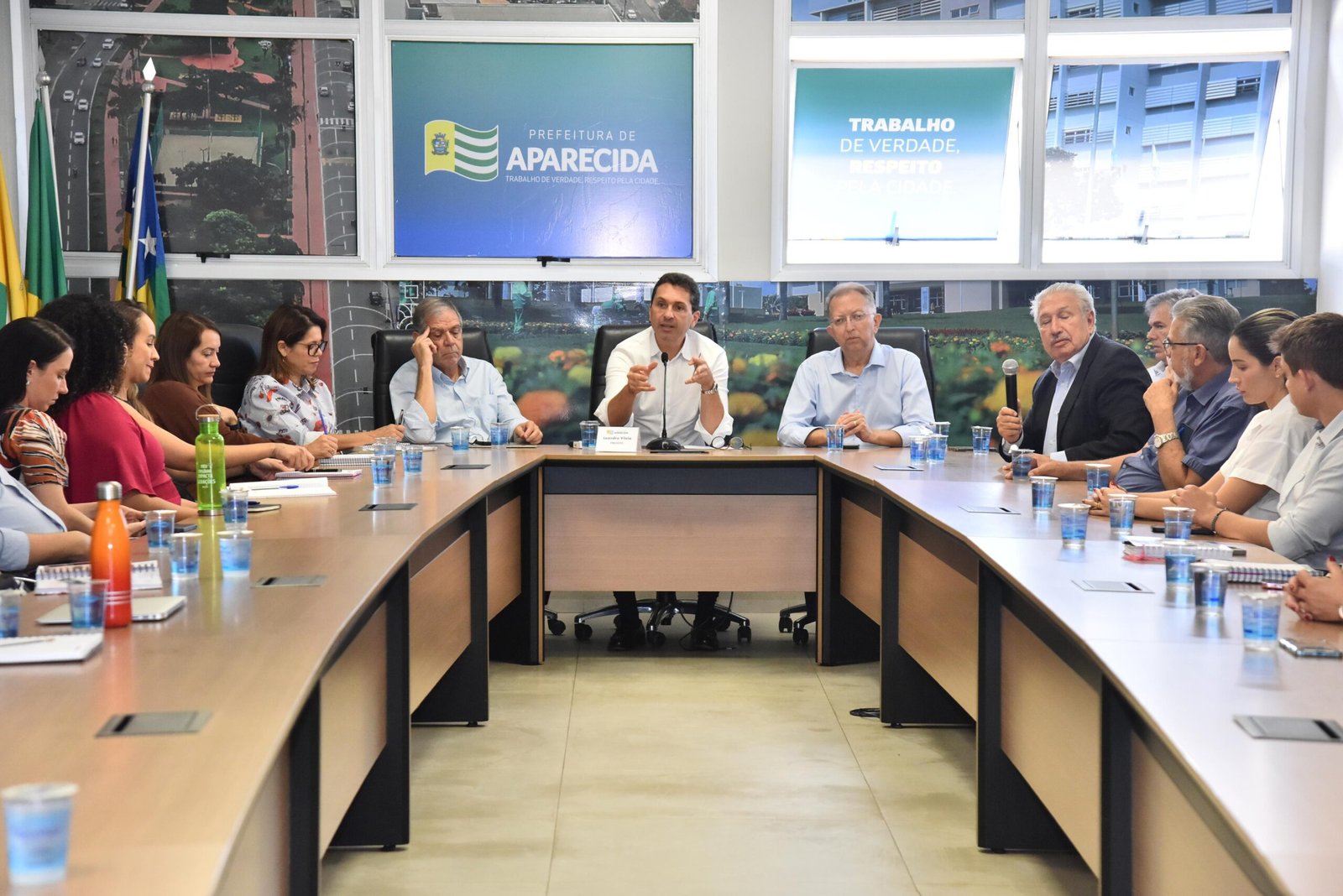 Prefeito Leandro Vilela recebe plano estratégico do Instituto Aquila para modernizar gestão e ampliar eficiência