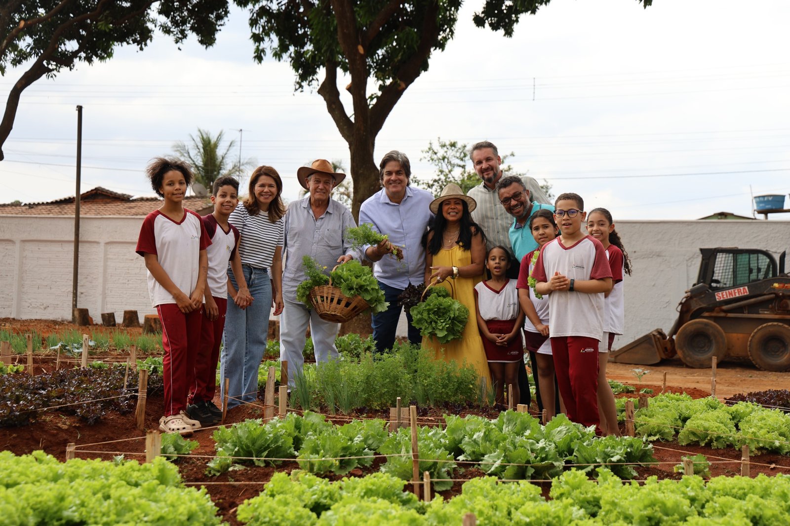 Comunidade escolar celebra primeira colheita do Projeto Agricultura Urbana implantando pela Prefeitura de Aparecida