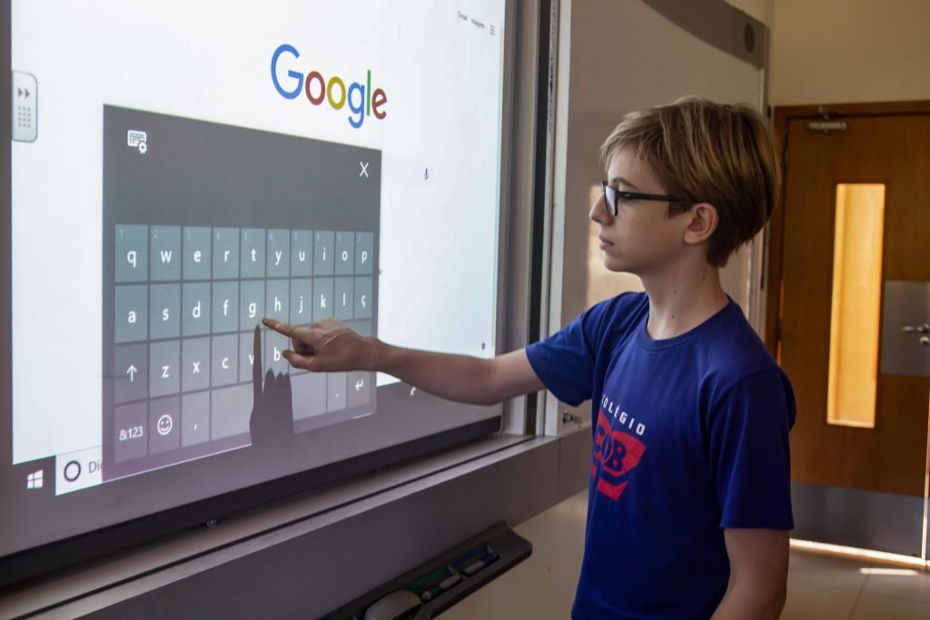 Prefeitura de Goiânia adquire 1440 lousas digitais para escolas municipais