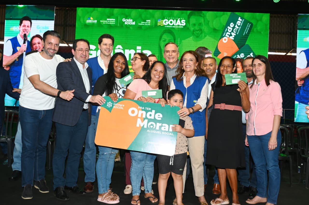 Prefeito Sandro Mabel participa de entrega de 2.489 cartões do Aluguel Social e 620 escrituras em Goiânia