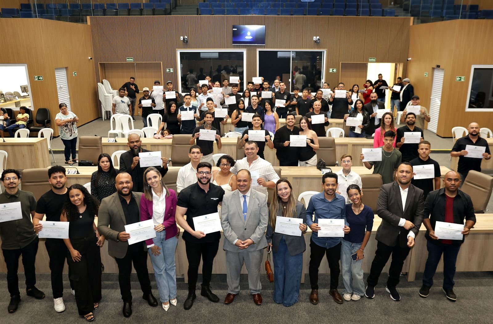 Cabeleireiros e barbeiros são homenageados em sessão solene na Câmara de Aparecida