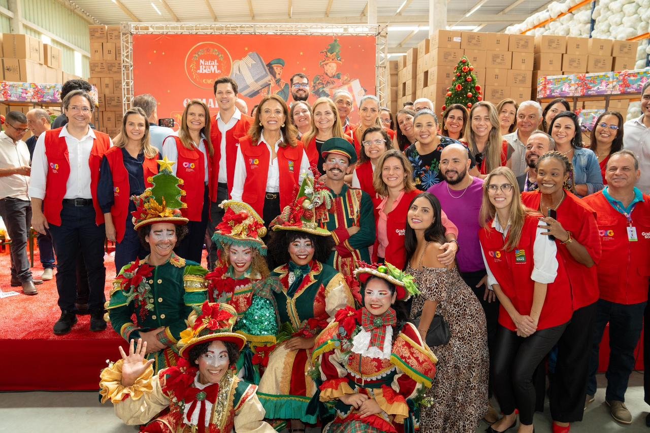 Caiado e Gracinha iniciam entrega de presentes do Natal do Bem