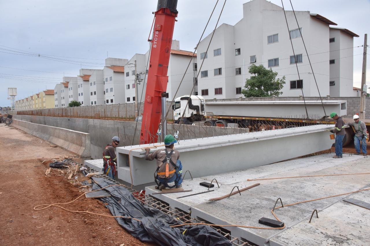 Trincheira da Avenida das Nações recebe vigas para acessos laterais