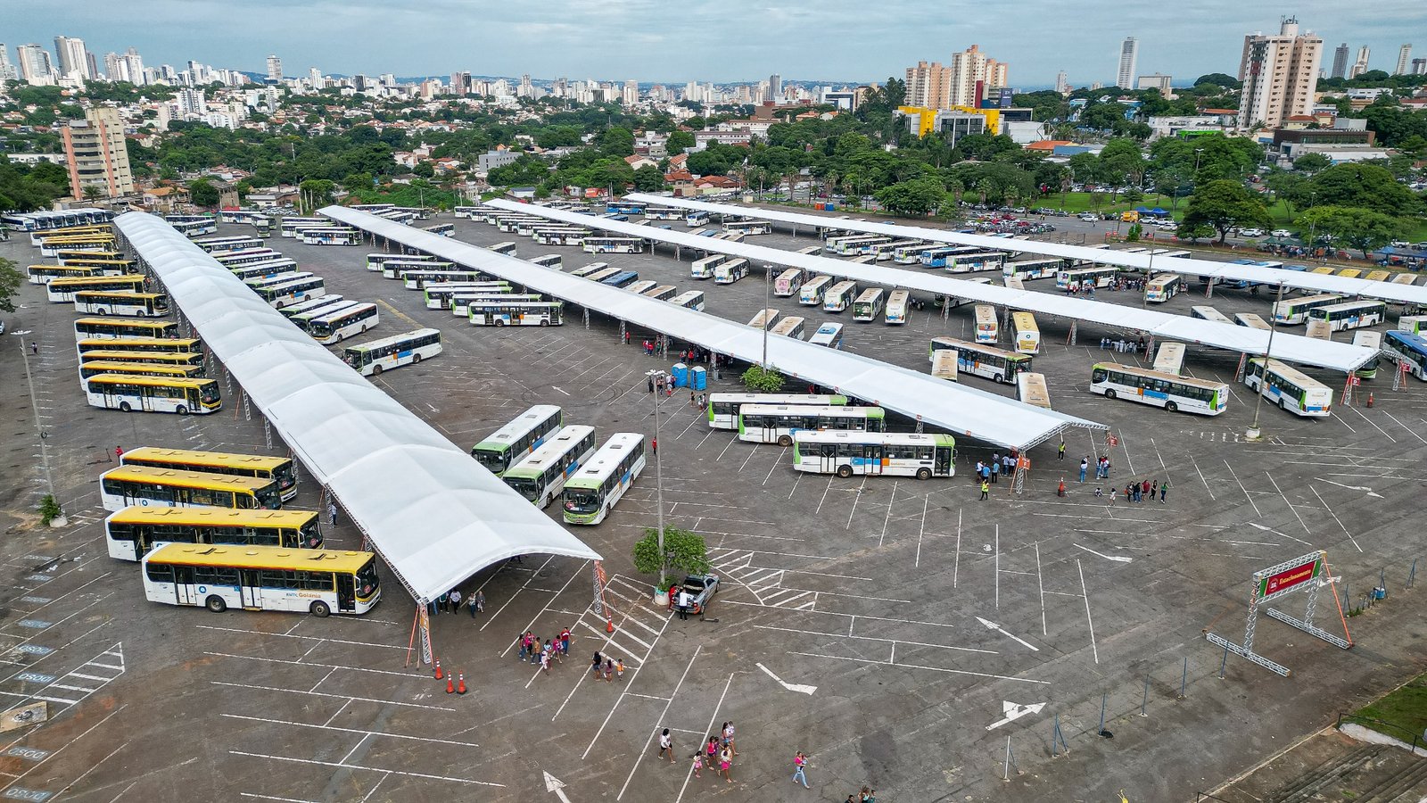 Goiás Social e OVG disponibilizam rotas gratuitas de ônibus para entrega de brinquedos do Natal do Bem no Goiânia Arena