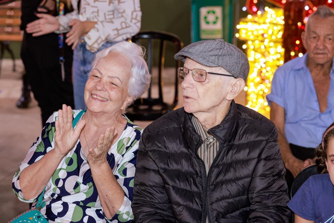 Crianças e idosos atendidos por entidades sociais e em tratamento médico celebram magia natalina em visita ao Natal do Bem 2025