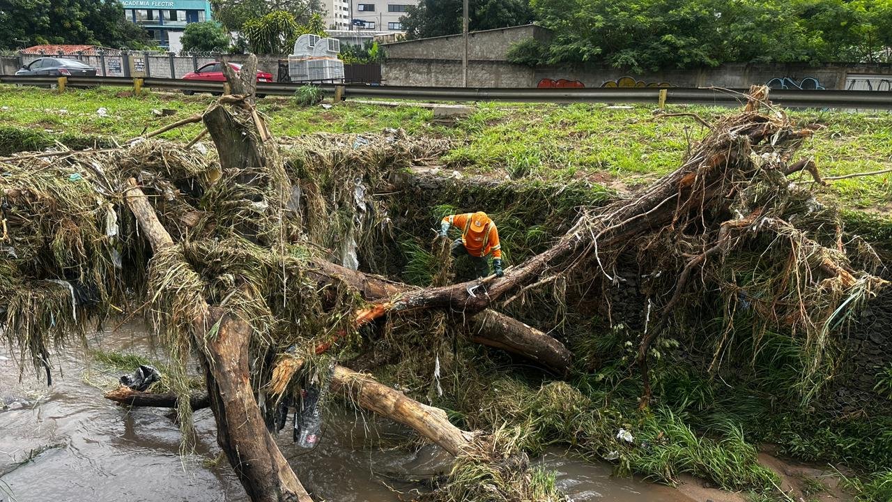 Prefeitura retira 60 toneladas de resíduos e desobstrui córregos após fortes chuvas em Goiânia