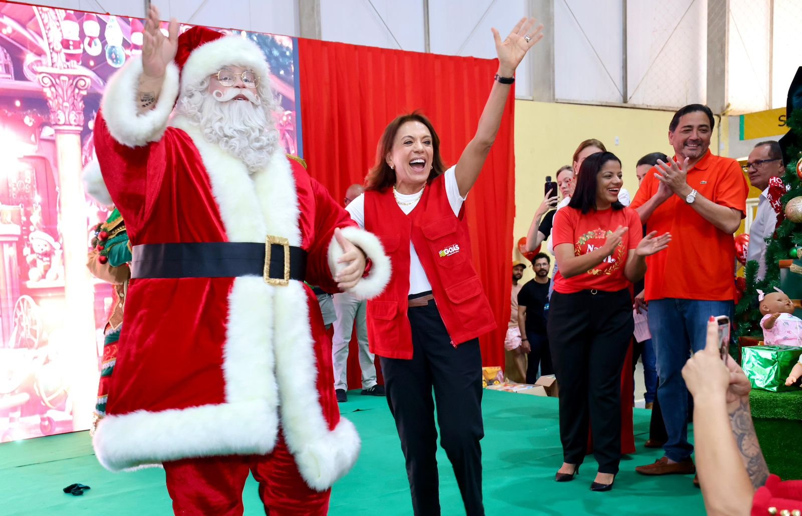 Gracinha Caiado leva a magia do Natal do Bem com a entrega de brinquedos a crianças de Formosa