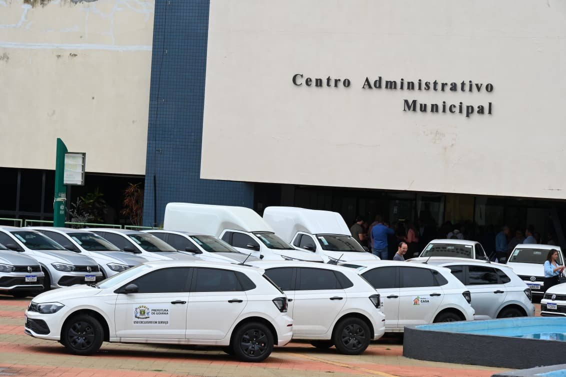 Prefeito Sandro Mabel entrega novos veículos para reforçar frota da Secretaria de Saúde