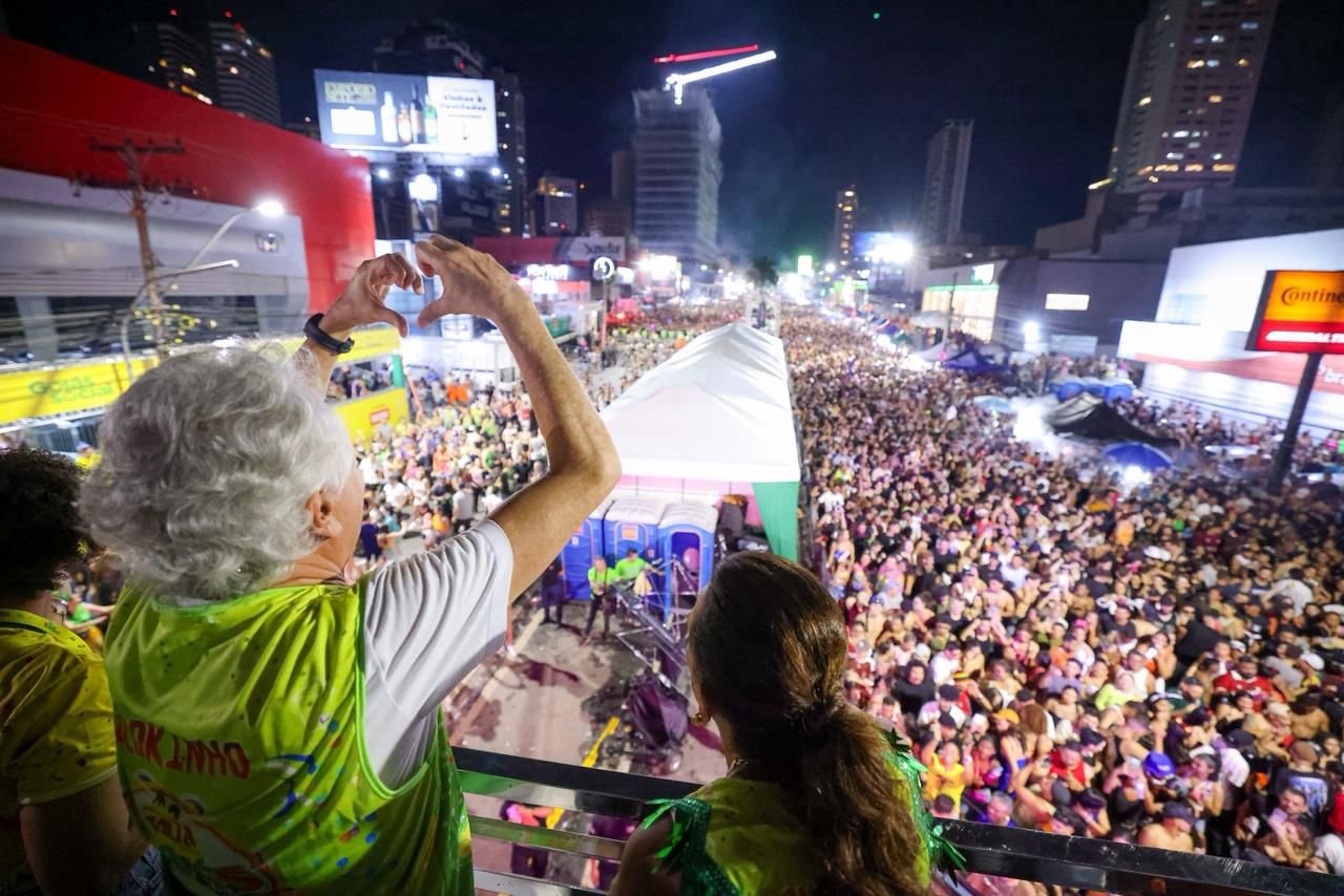 “O Carnaval chegou em Goiás”, diz Caiado ao prestigiar folia em Goiânia