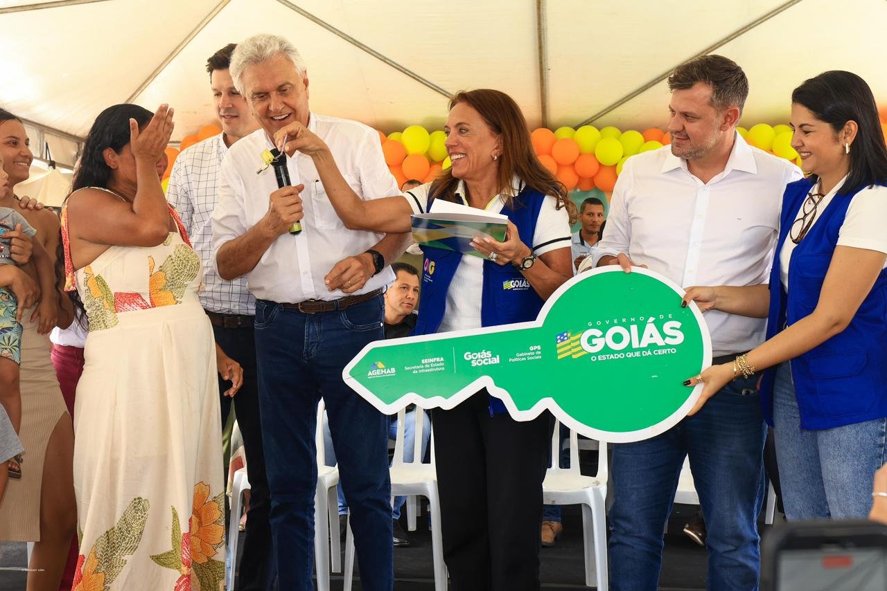 Em Posse, Caiado, Gracinha e Daniel entregam 50 moradias do programa Casas a Custo Zero