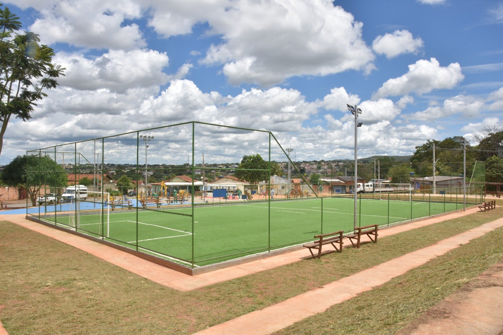 Prefeito Vilela entrega nova praça no Jardim Tiradentes no antigo campão da baixada Black