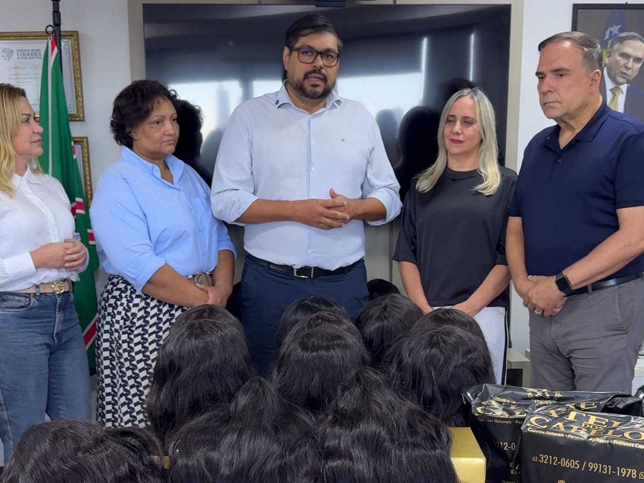 Prefeito Sandro Mabel recebe perucas para doação a mulheres em tratamento de câncer