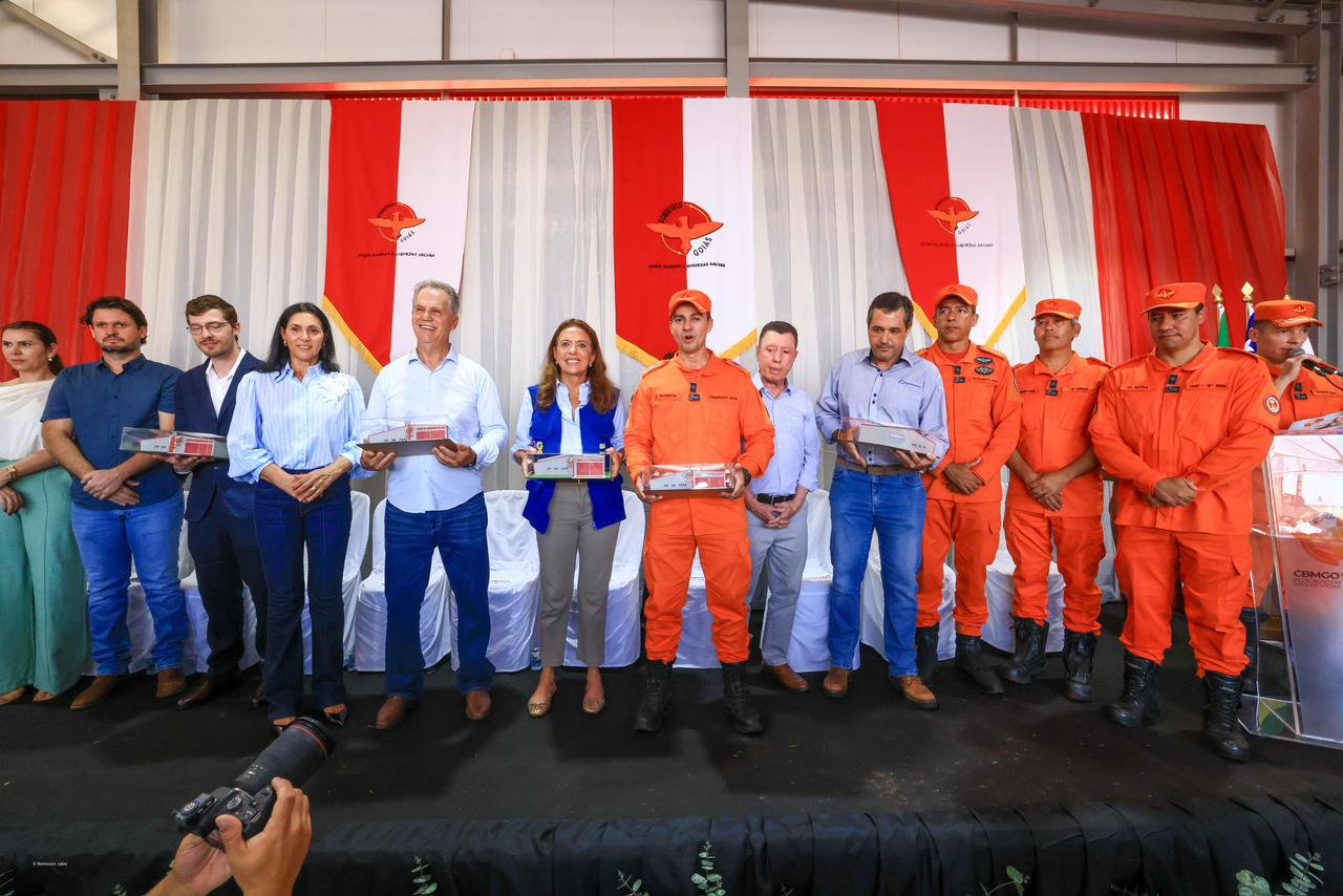 Gracinha Caiado inaugura unidade dos bombeiros e entrega casas em Barro Alto