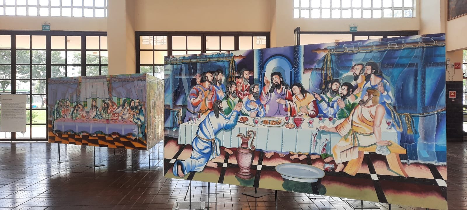 Exposição reúne obras inspiradas na tradicional cena bíblica da Última Ceia, reinterpretada pelo artista com cores vibrantes e traços expressivos