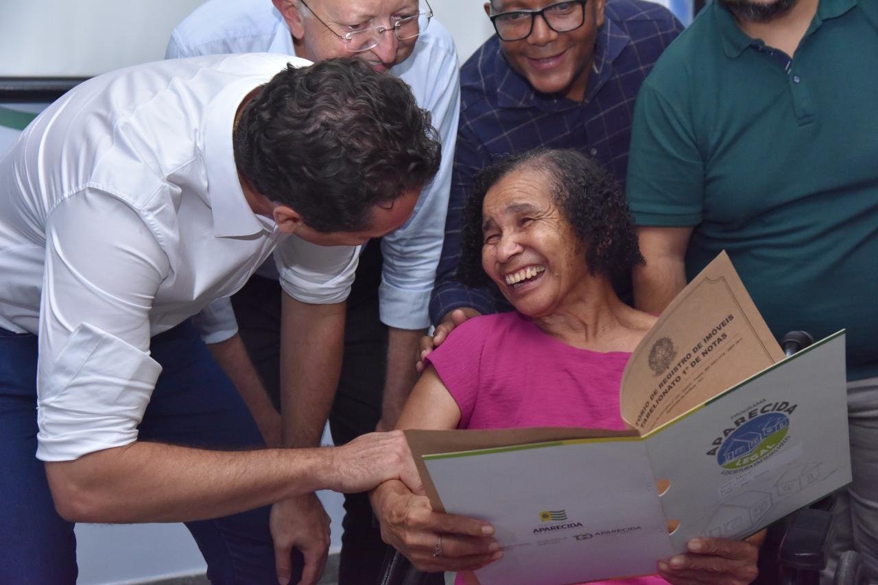 ”A escritura é dignidade, respeito ao cidadão e o reconhecimento legal do imóvel”, diz prefeito Vilela durante entrega a moradores de Aparecida
