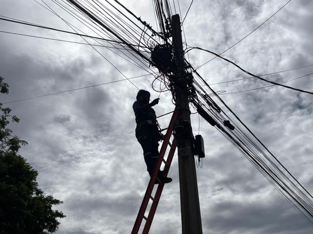 Operação Cidade Segura retira 81 toneladas de fios irregulares e regulariza mais de 2,5 mil postes em Goiânia
