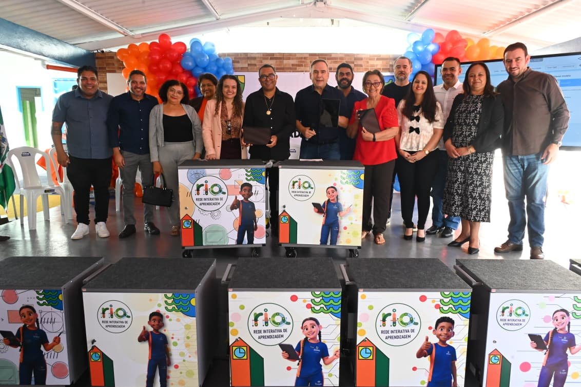 Mabel entrega primeiros tablets para alunos da educação municipal de Goiânia