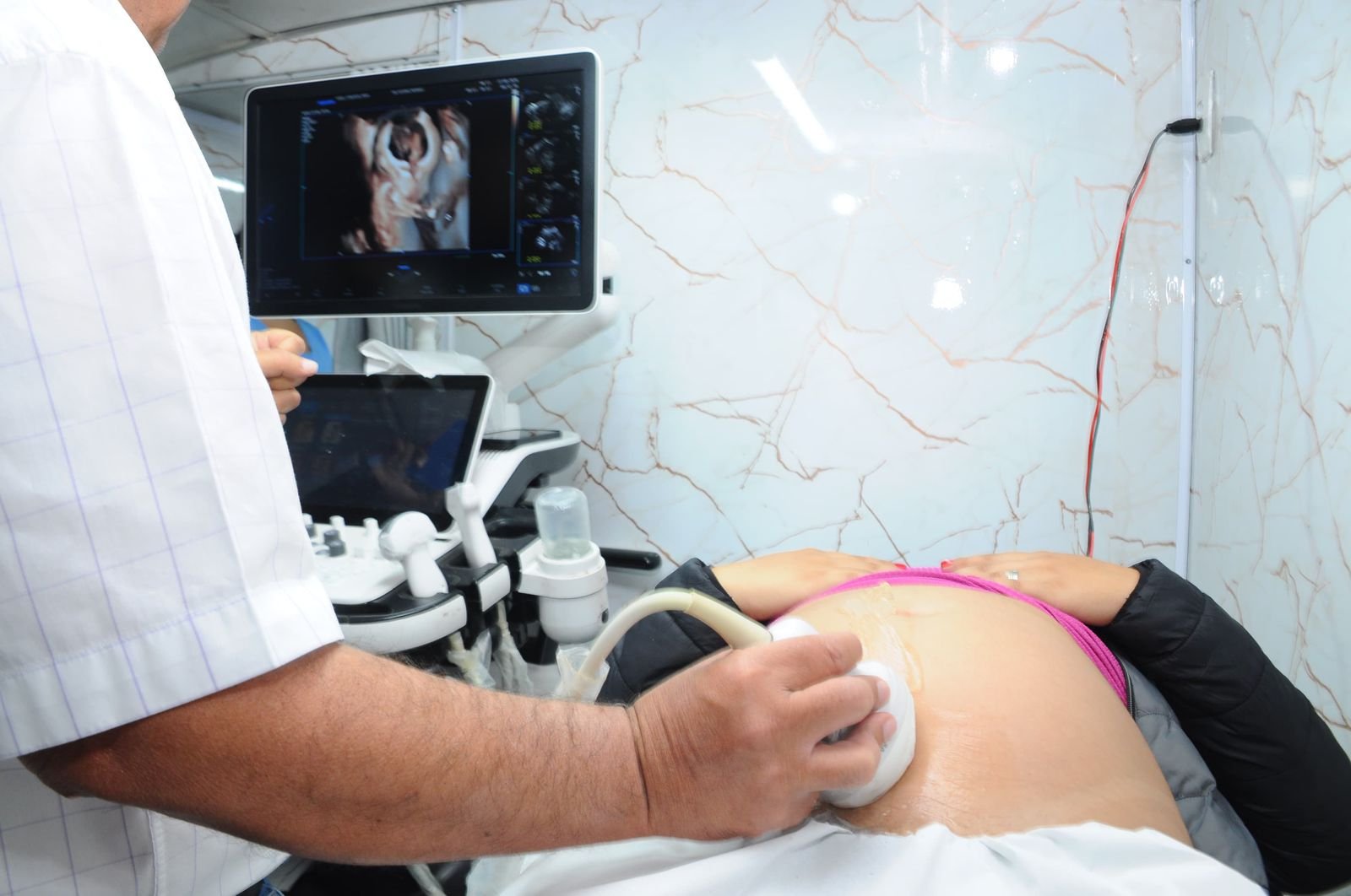 Vai reunir a família para ver o Brasil? Saiba quais equipamentos mais sobrecarregam a instalação elétrica
