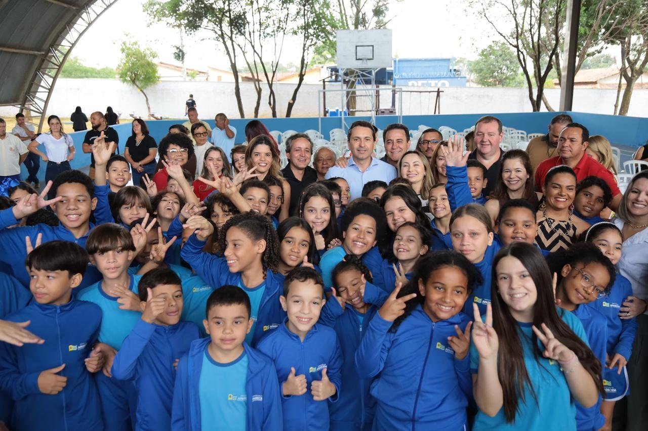 Prefeito Vilela e vice João Campos entregam reforma da Escola Municipal Guiomar Rosa