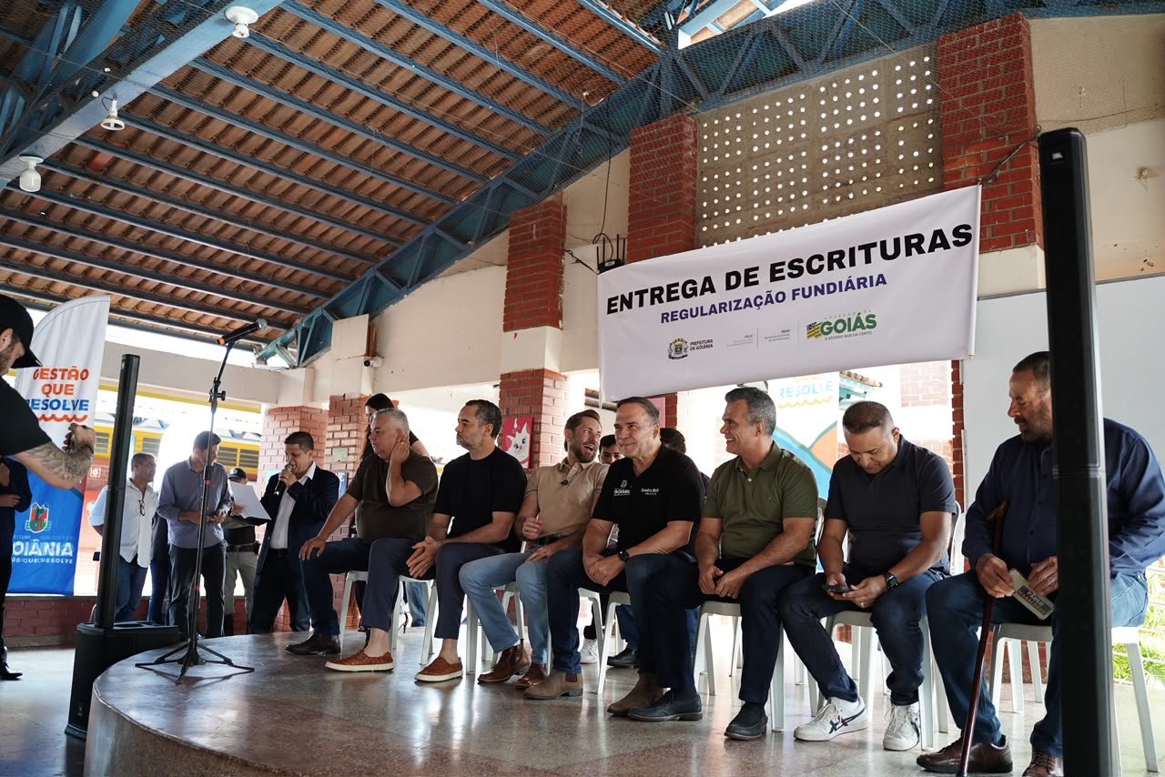 Prefeito Sandro Mabel entrega 311 escrituras a moradores da Região Noroeste