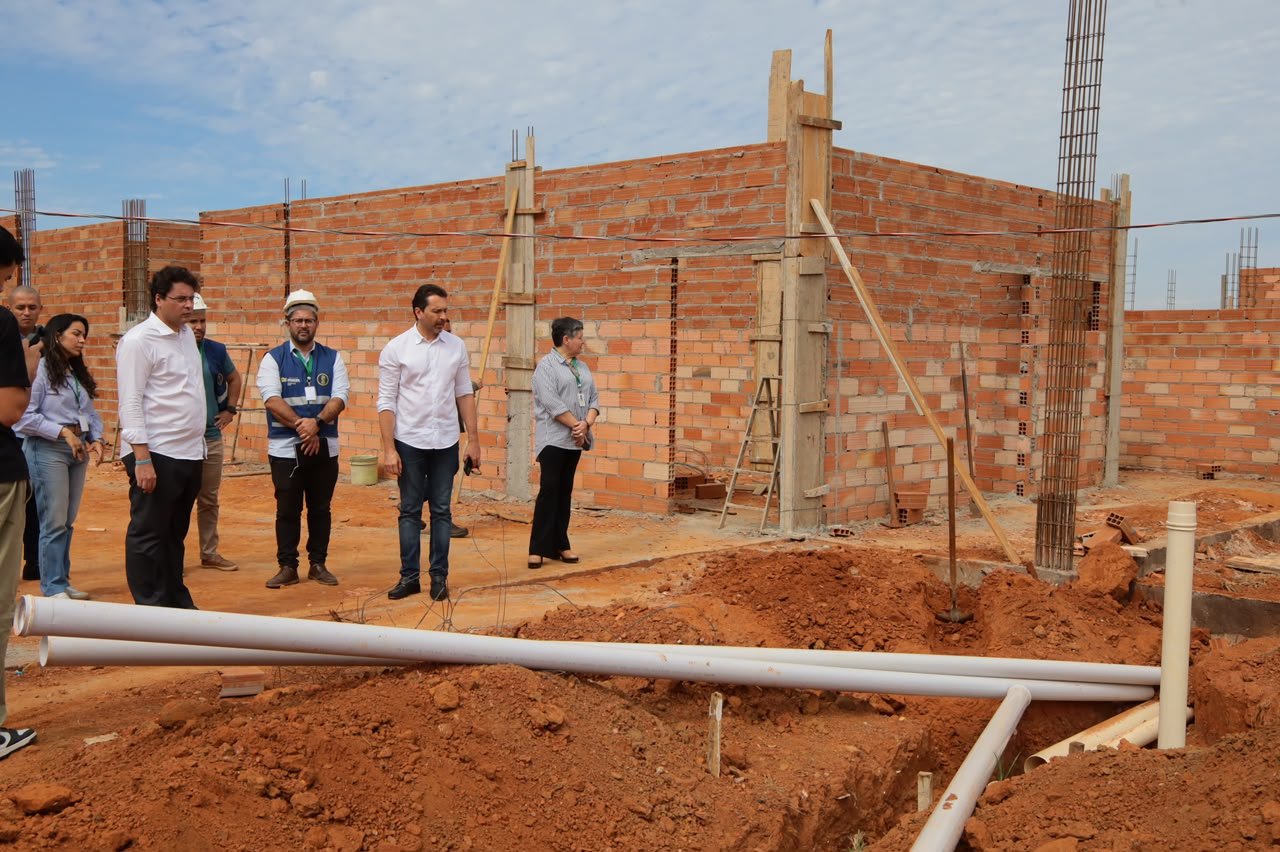 Prefeito Vilela visita obras da Saúde e cobra cumprimento de prazos de entrega das construções