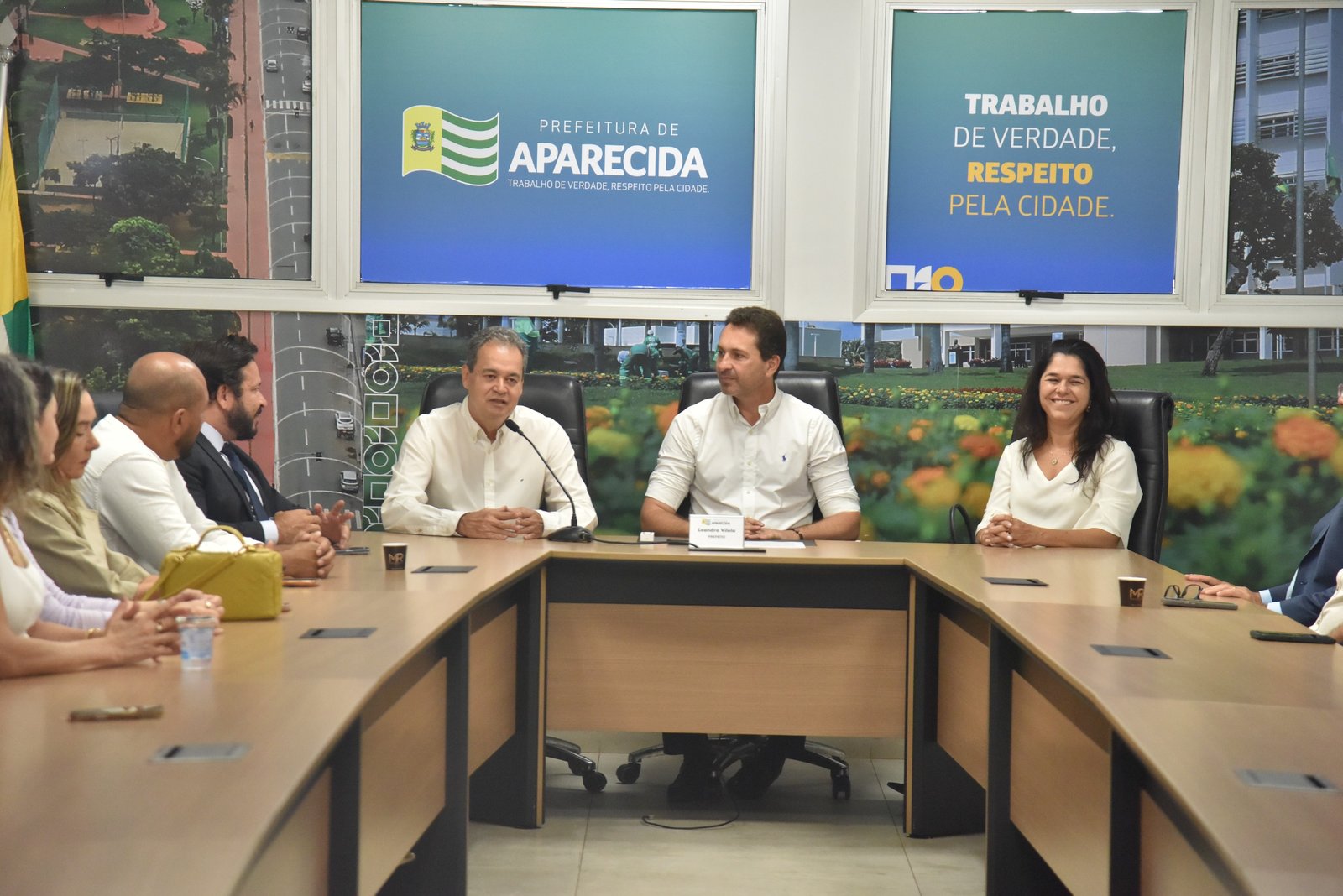 Prefeito Vilela homenageia promotor Márcio do Nascimento pelos 32 anos de atuação em Aparecida