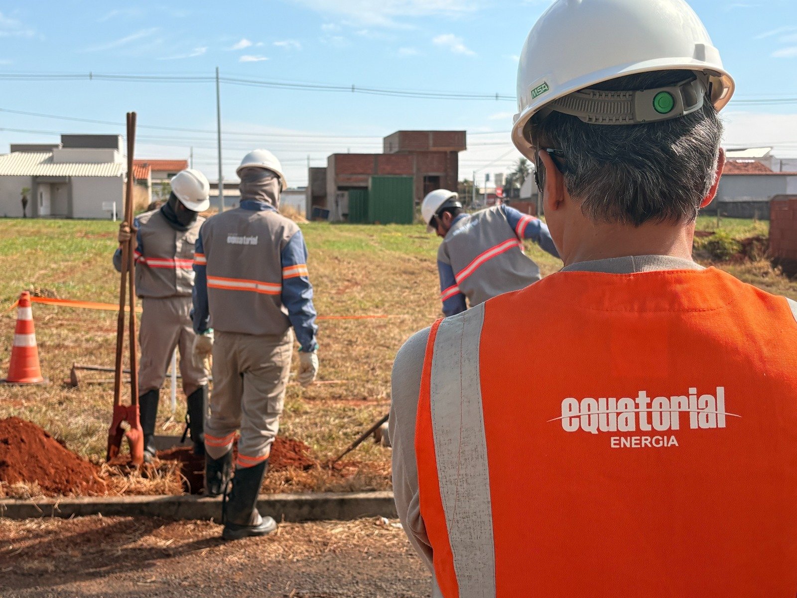 Equatorial Goiás realiza obras de modernização da rede durante desligamento programado