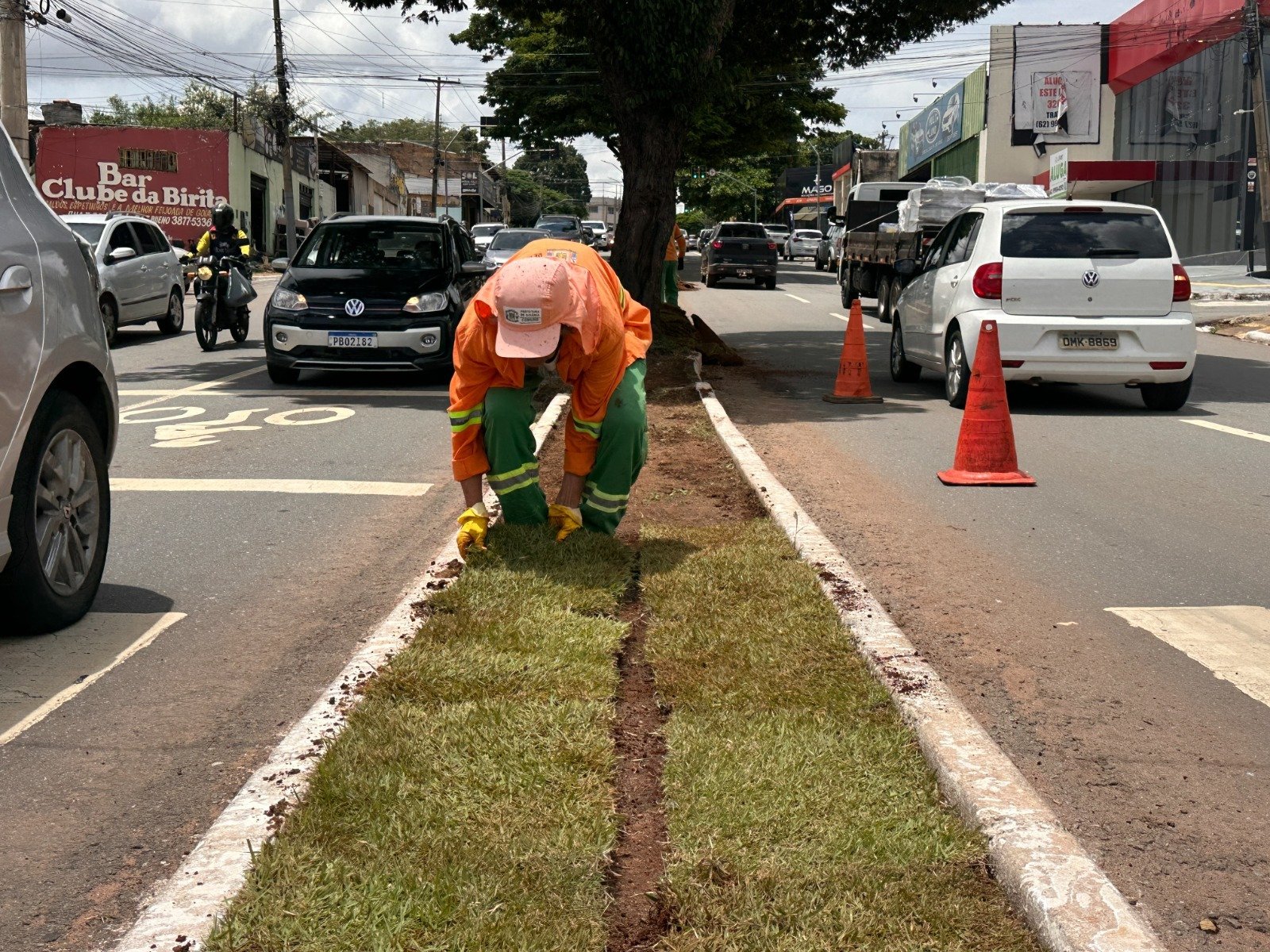 Prefeitura planta 104 mil m² de grama em Goiânia