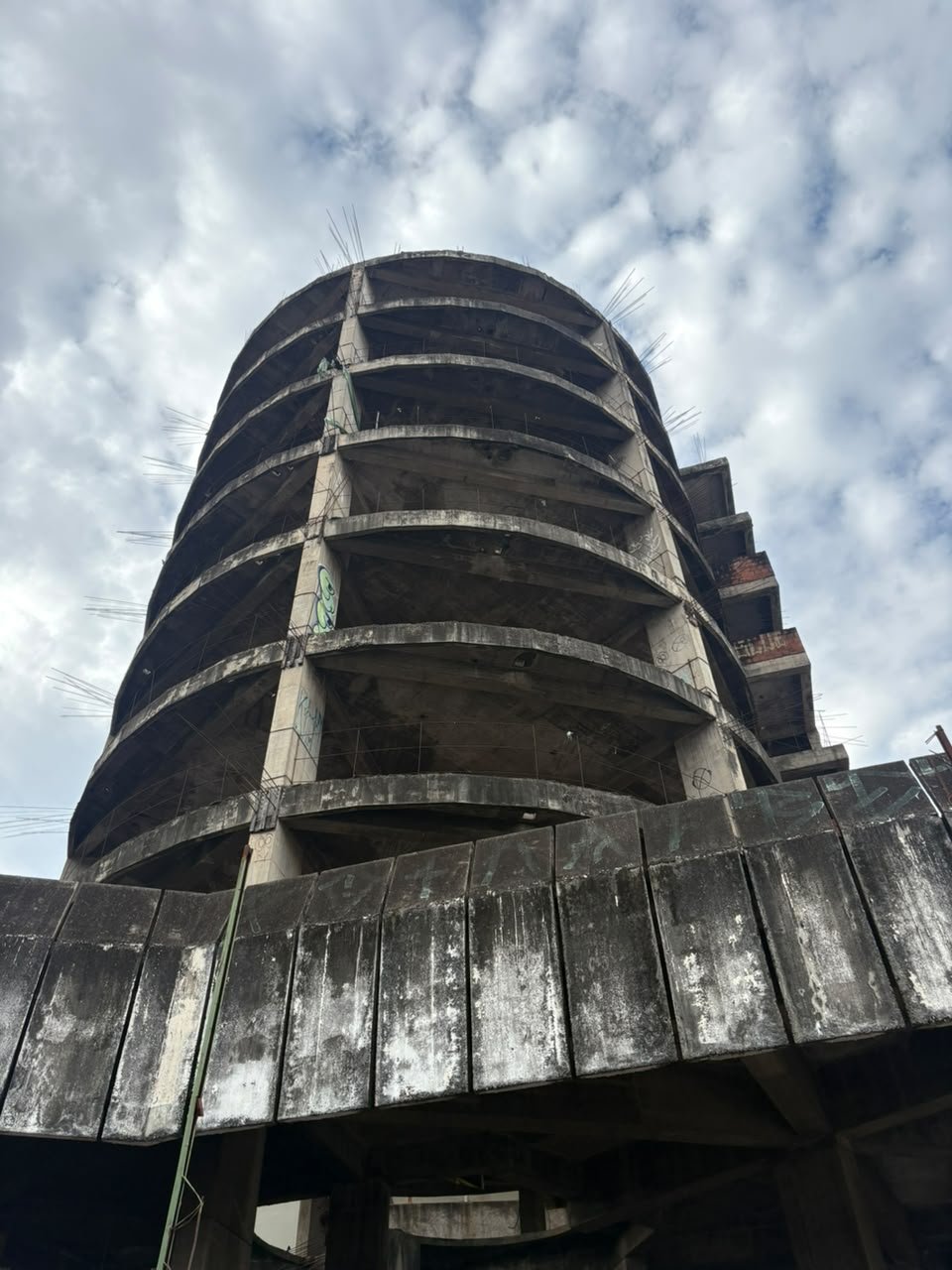 Prefeitura autua proprietário de edificação abandonada na Avenida Araguaia, no Centro da capital